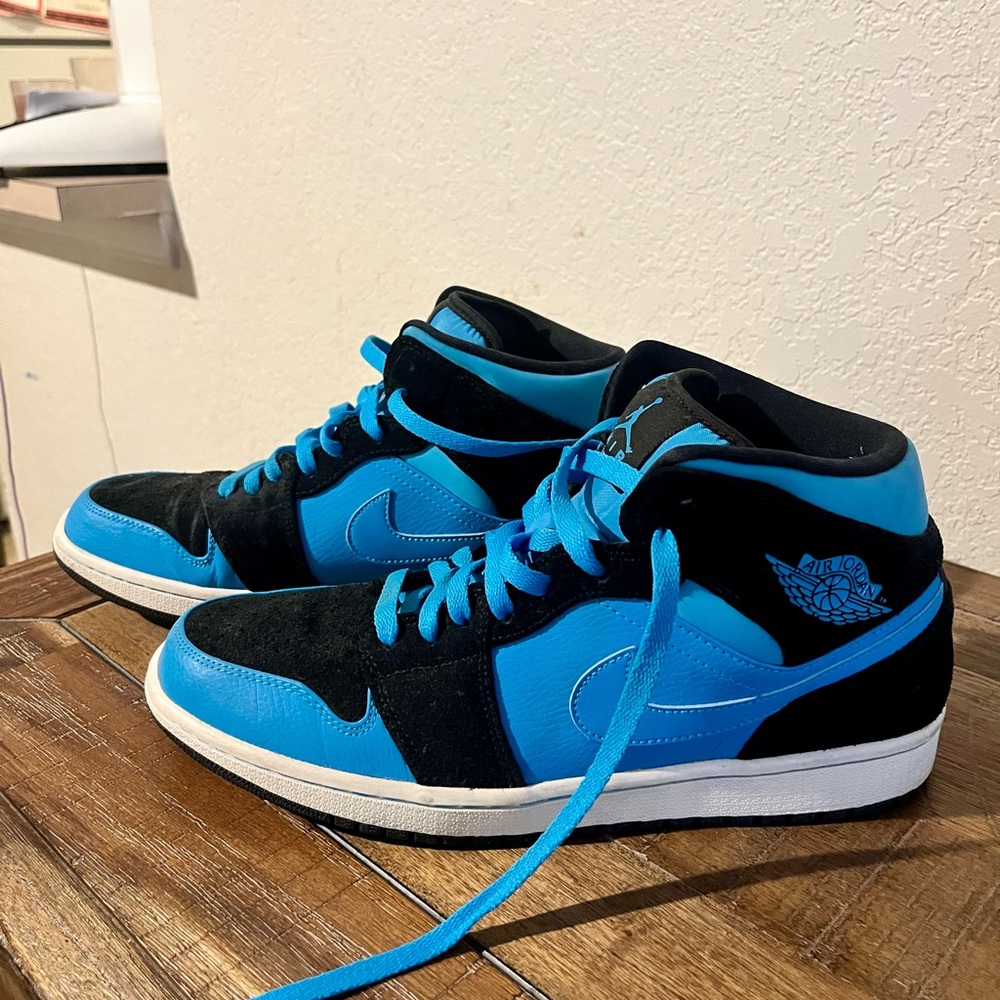 Jordan Men's Black and Blue Sneakers